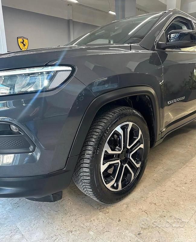 Begagnad Jeep Compass Limited 131 HK (96 kW) 2024 Grå SUV