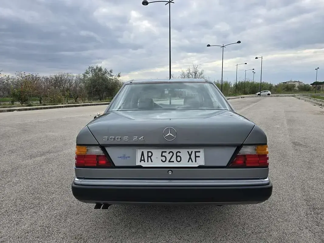 Usata Mercedes E300 220 CV (161 kW) 1990 Grigio Berlina