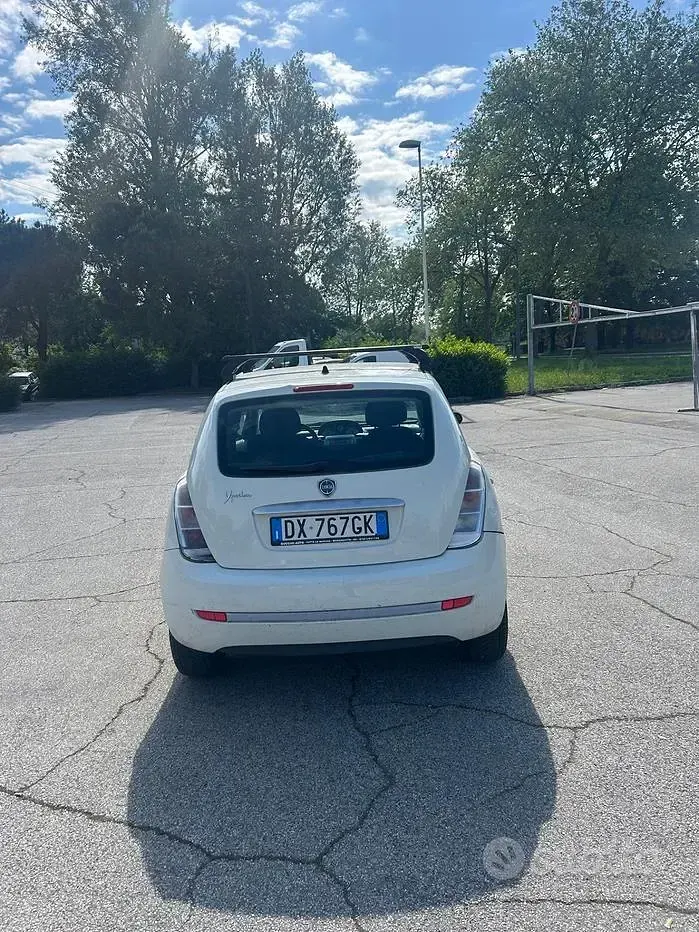 Gebraucht Lancia Ypsilon 77 PS (56 kW) 2009 Weiß Kleinwagen