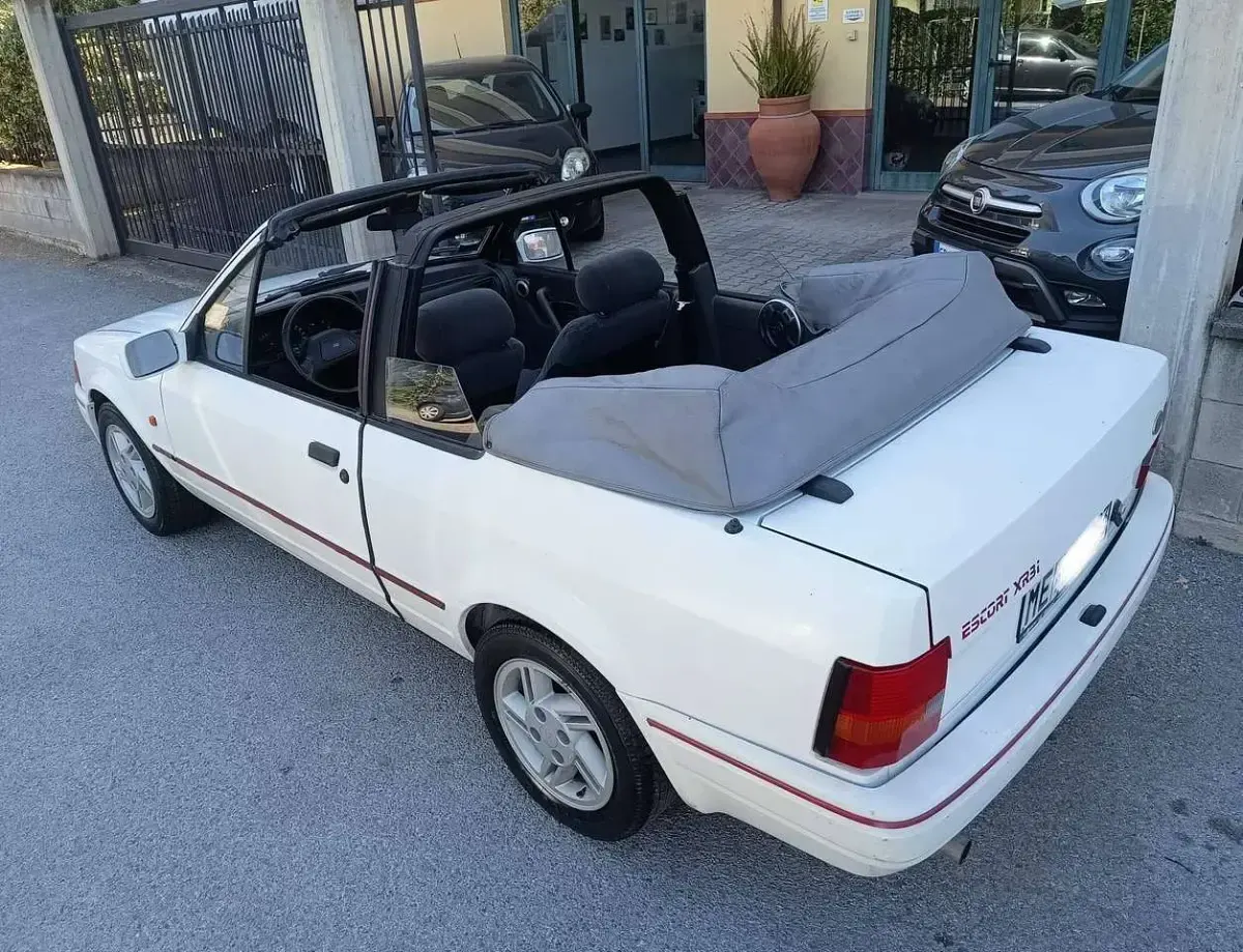 Usata Ford Escort Cabriolet 102 CV (75 kW) 1988 Bianco Cabrio