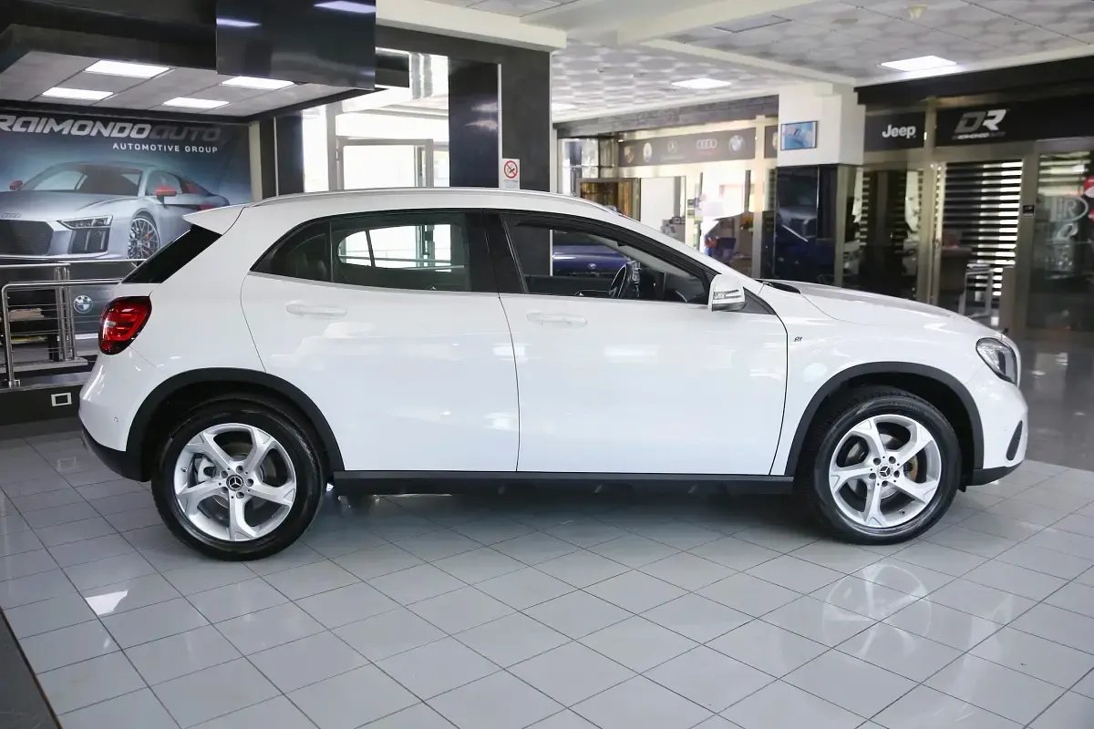 Usata Mercedes GLA200 Sport 136 CV (100 kW) 2017 Grigio SUV