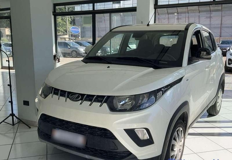 Bianco Usata 2019 Mahindra KUV100 SUV | 8100 € (Buon prezzo) - Immagine 1/4
