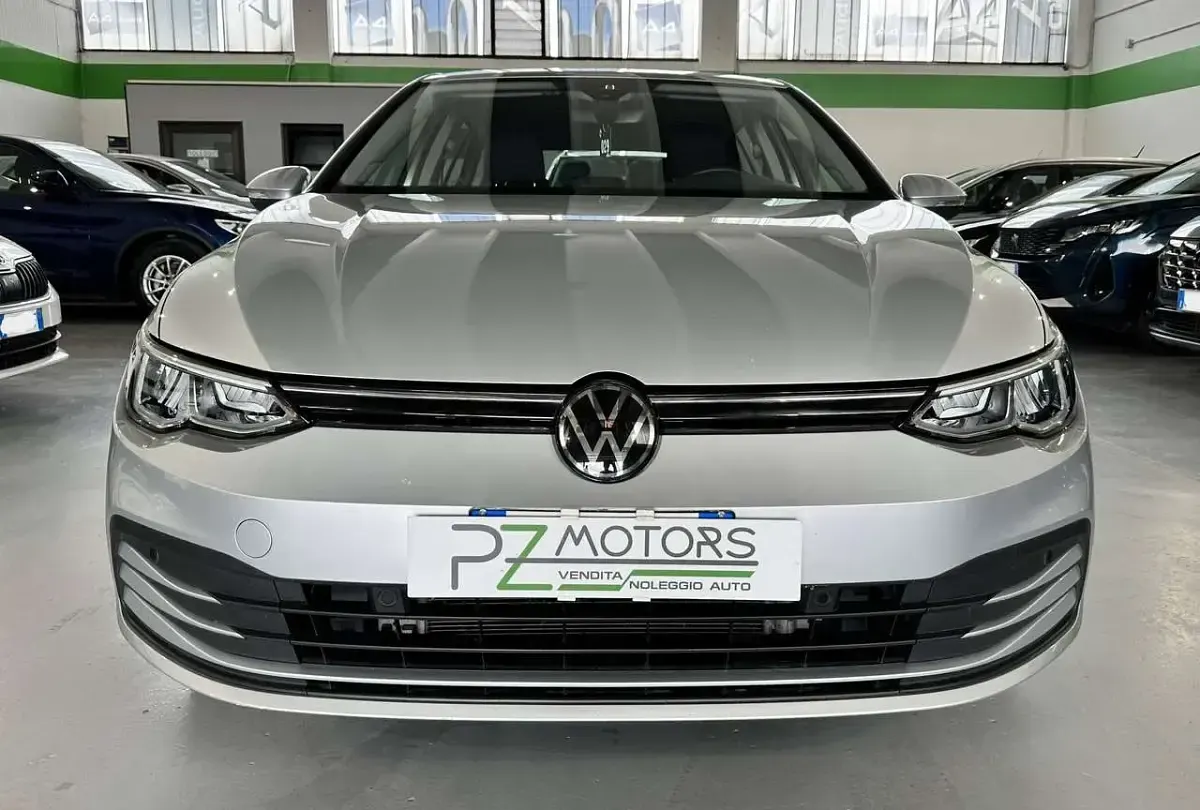 Usata VW Golf VIII Life 131 CV (96 kW) 2023 Argento Berlina