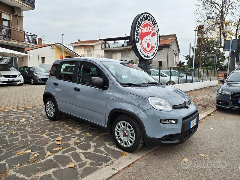 Grigio Usata 2023 Fiat Panda S Tre volumi | 10.900 € (Buon prezzo) - Immagine 1/4