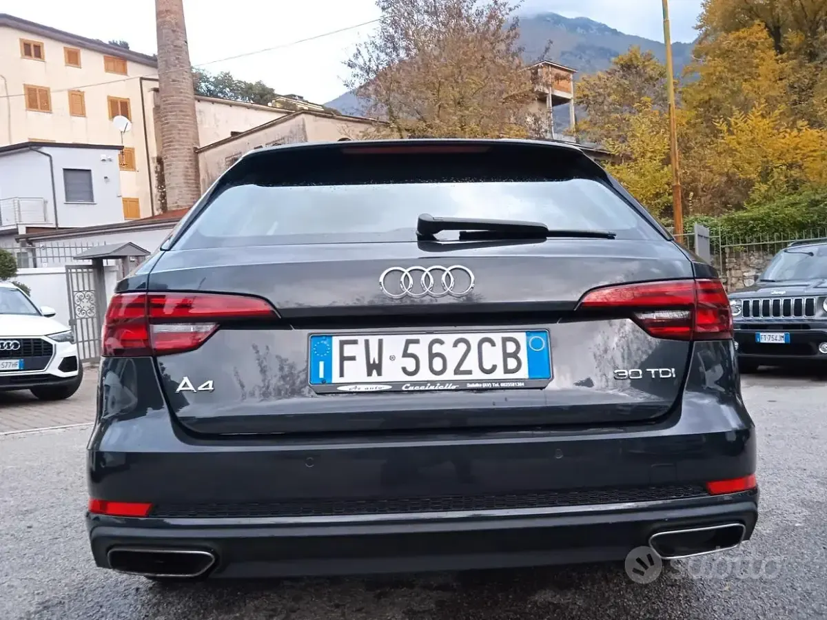 Usado Audi A4 Design 122 CV (89 kW) 2019 Gris Familiar