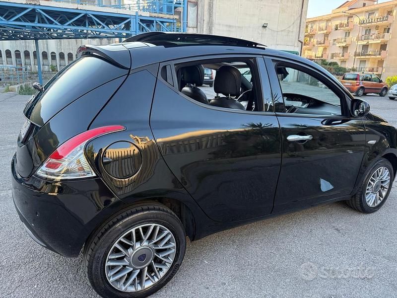 Usata Lancia Ypsilon 85 CV (62 kW) 2015 Nero Utilitaria