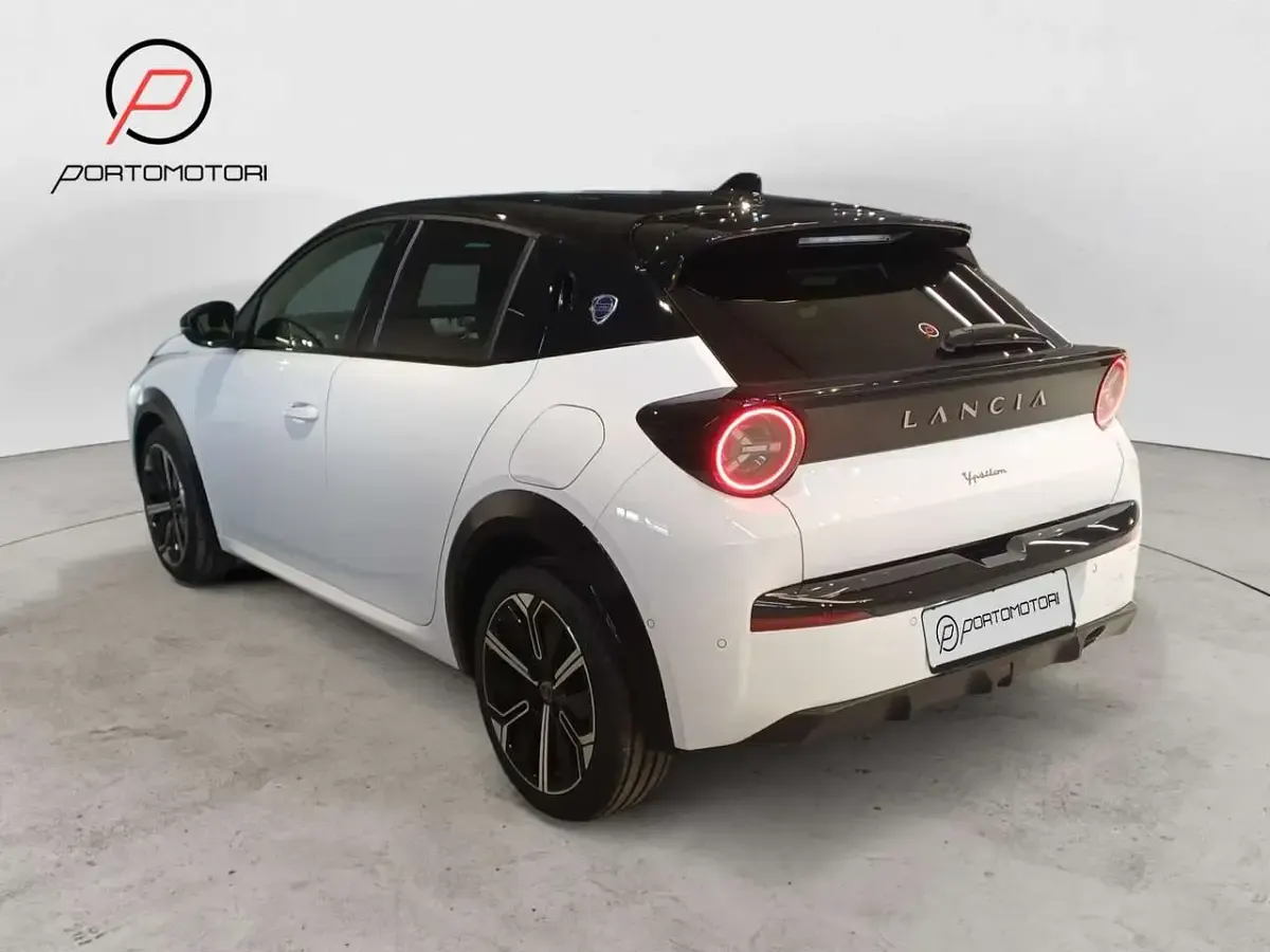 Nuova Lancia Ypsilon 101 CV (74 kW) 2026 Vernice bianco marmo con tetto Utilitaria