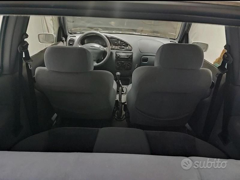 Usata Ford Fiesta 75 CV (55 kW) 1999 Grigio Utilitaria