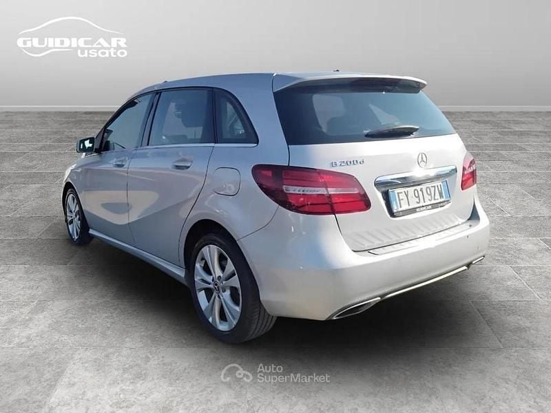 Usata Mercedes B200 136 CV (100 kW) 2019 Argento Monovolume