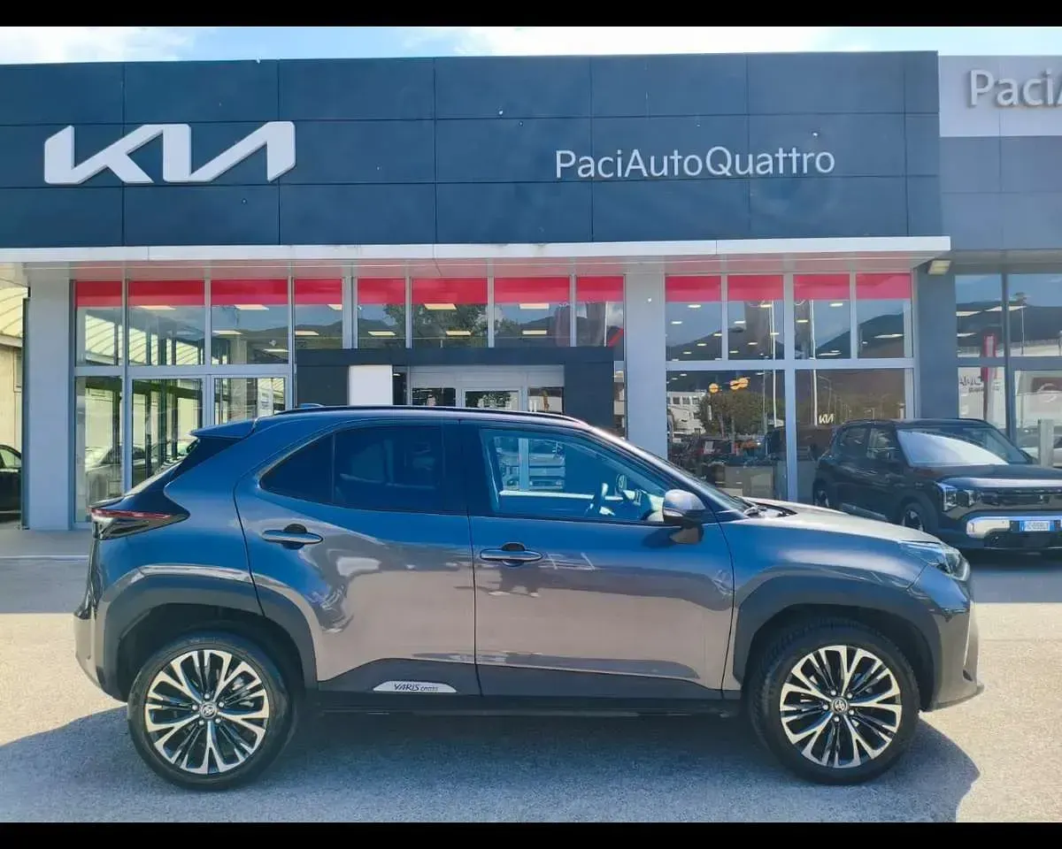 Usata Toyota Yaris Cross Lounge 92 CV (67 kW) 2023 Grigio SUV
