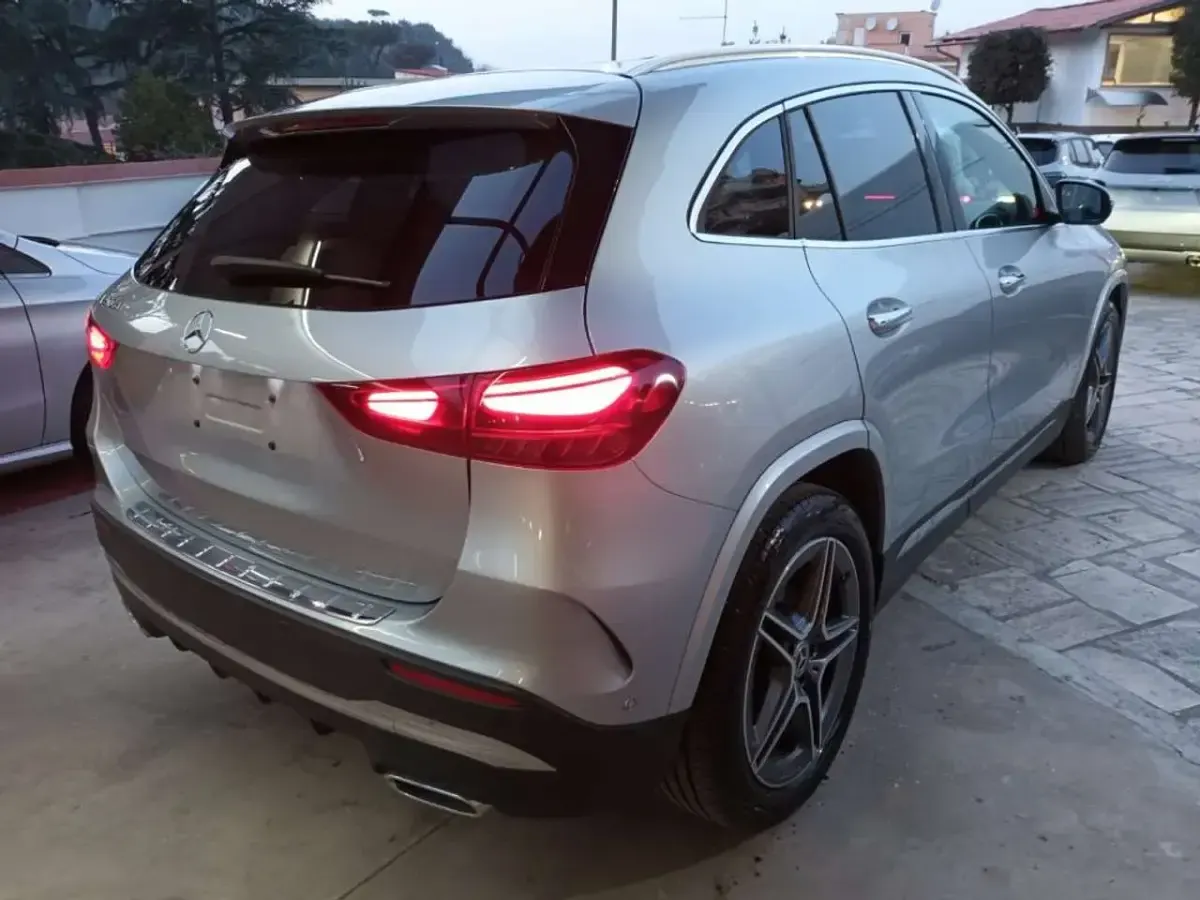Usata Mercedes GLA200 Premium 150 CV (110 kW) 2025 Argento SUV