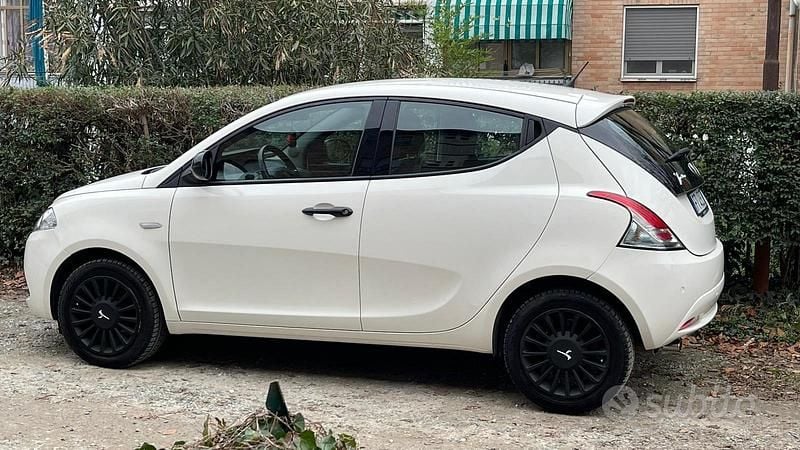 Usata Lancia Ypsilon 69 CV (50 kW) 2019 Bianco Utilitaria