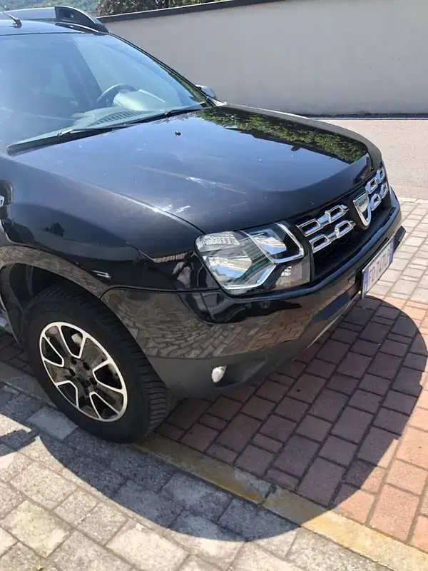 Usata Dacia Duster Lauréate 90 CV (66 kW) 2016 Nero SUV