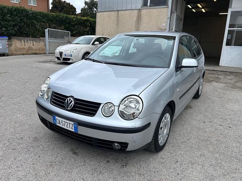 Argento Usata 2002 VW Polo Trendline Tre volumi | 1900 € (Buon prezzo) - Immagine 1/4