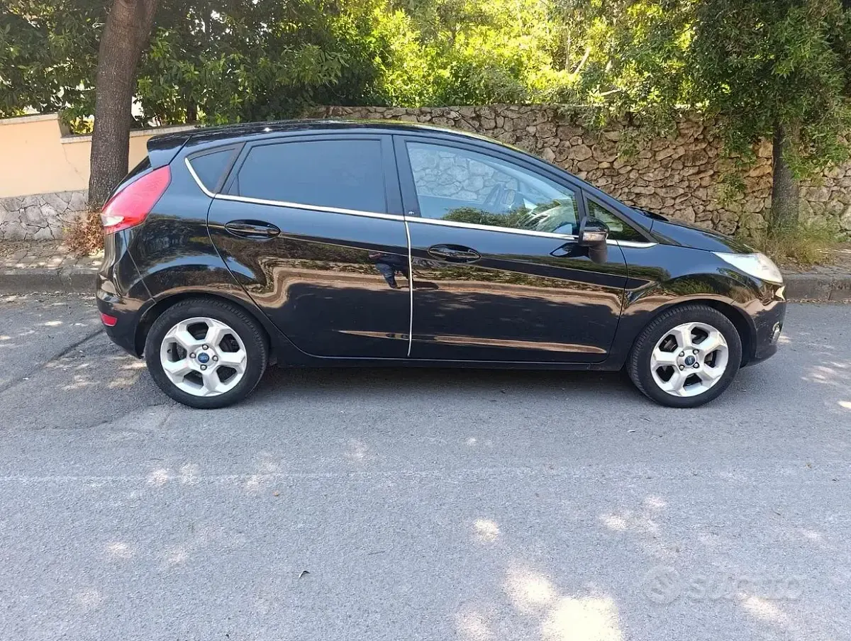 Usata Ford Fiesta Titanium 70 CV (51 kW) 2011 Nero Berlina