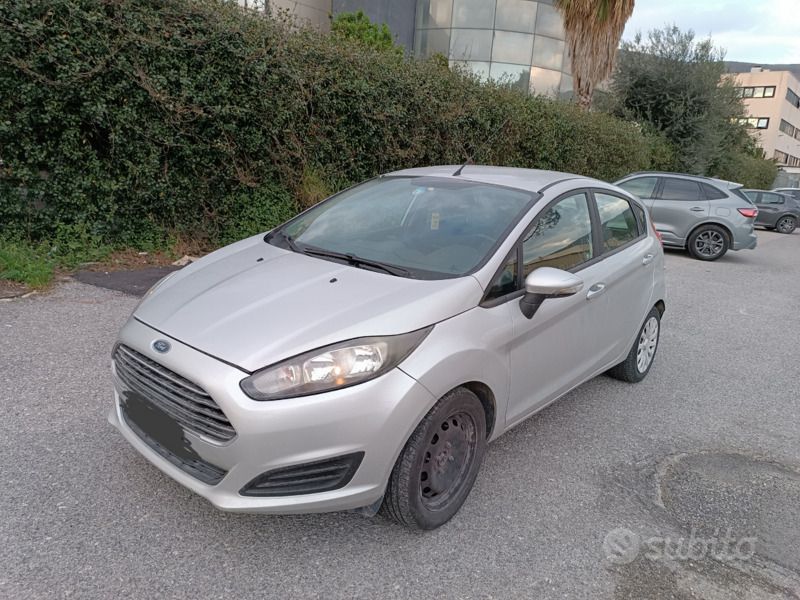 Grigio Usata 2014 Ford Fiesta Due volumi | 5000 € (Buon prezzo) - Immagine 1/3