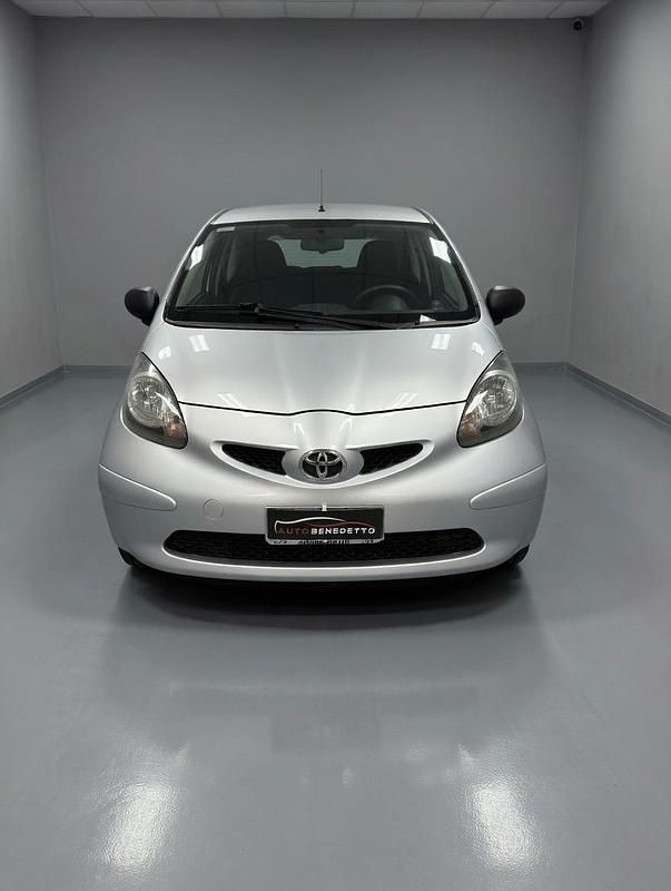 Usata Toyota Aygo Sol 68 CV (50 kW) 2008 Argento Utilitaria