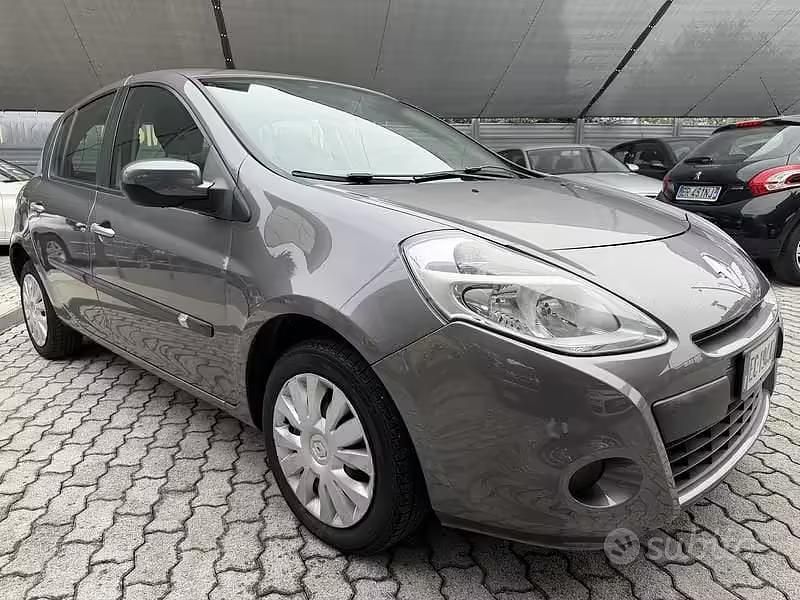 Usata Renault Clio II Dynamique 75 CV (55 kW) 2010 Grigio Berlina