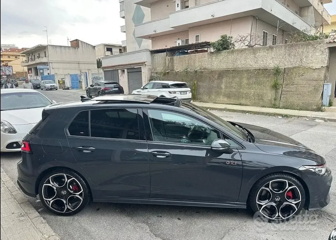 Usata VW Golf VIII GTI 265 CV (194 kW) 2025 Grigio Berlina
