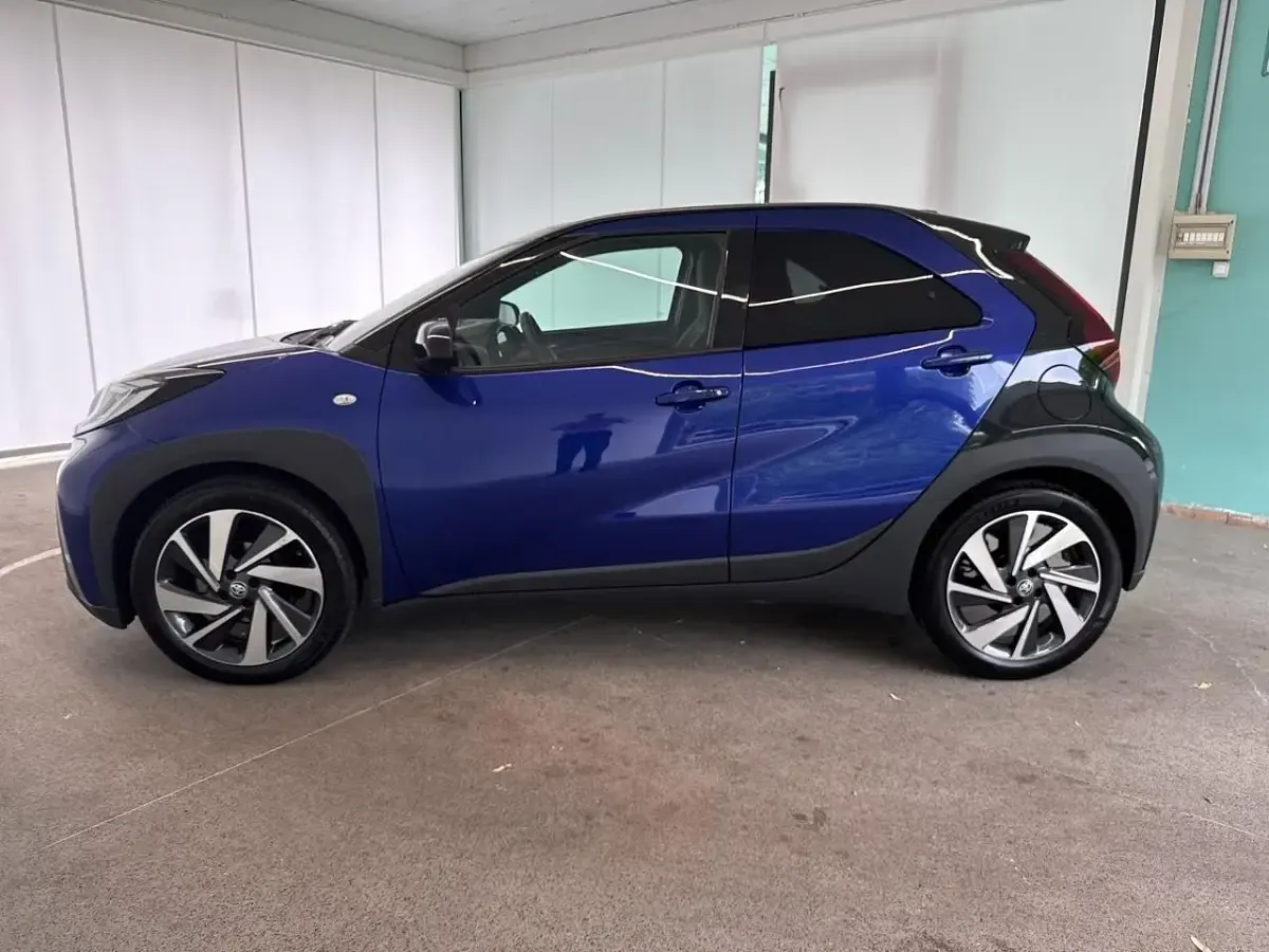 Usata Toyota Aygo Lounge 72 CV (52 kW) 2023 Blu Utilitaria