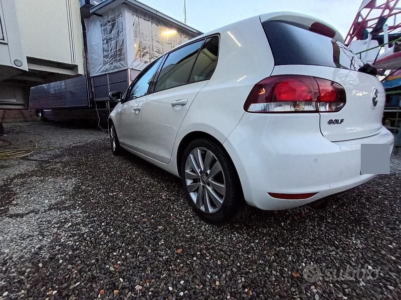 Usata VW Golf VI 105 CV (77 kW) 2011 Bianco Utilitaria