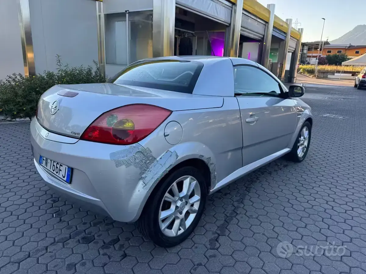 Usata Opel Tigra Sport 69 CV (50 kW) 2009 Grigio Cabrio
