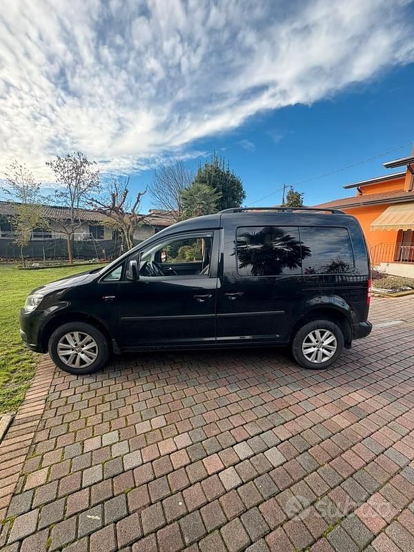 Nero Usata 2012 VW Caddy Highline Monovolume | 9500 € (Buon prezzo) - Immagine 1/4