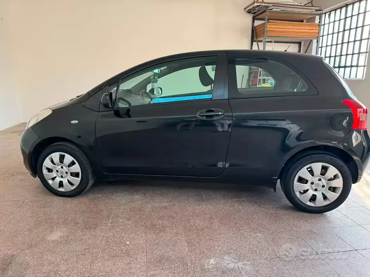 Usata Toyota Yaris 69 CV (50 kW) 2008 Nero Utilitaria
