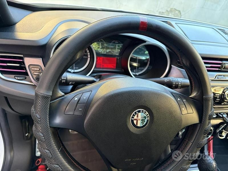 Usata Alfa Romeo Giulietta Quadrifoglio Verde 235 CV (172 kW) 2011 Bianco Utilitaria