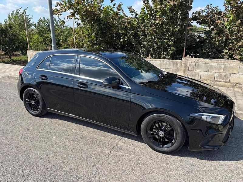 Usata Mercedes A180 109 CV (80 kW) 2019 Nero Berlina