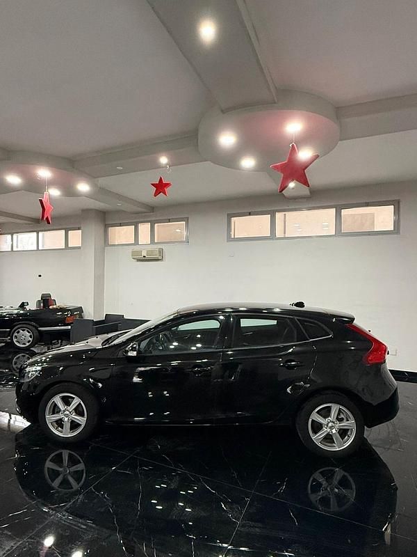 Usata Volvo V40 Momentum 120 CV (88 kW) 2017 Nero Station wagon