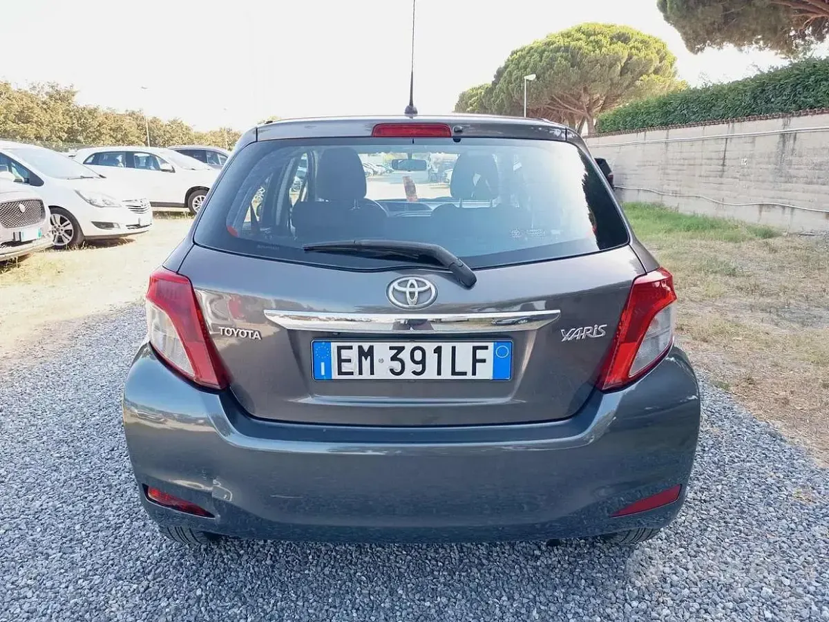 Usata Toyota Yaris 69 CV (50 kW) 2012 Grigio Utilitaria