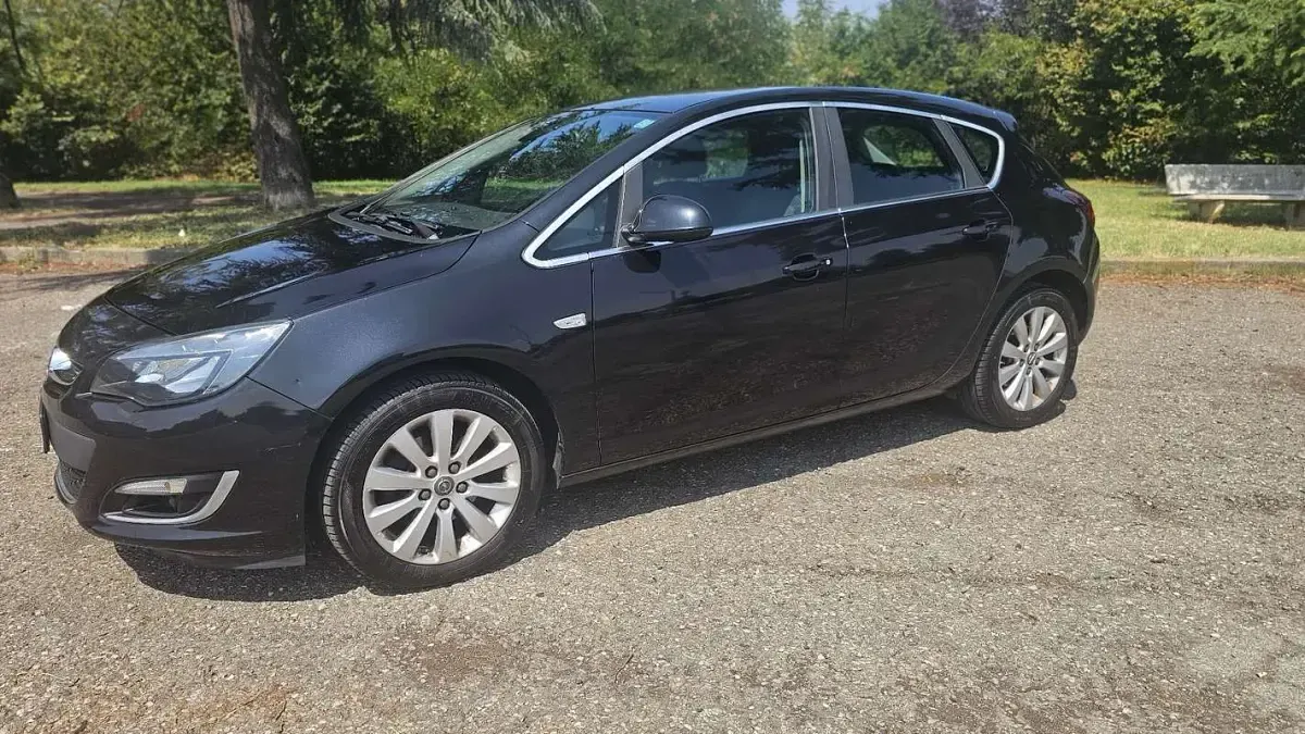 Usata Opel Astra Cosmo 131 CV (96 kW) 2014 Nero Berlina