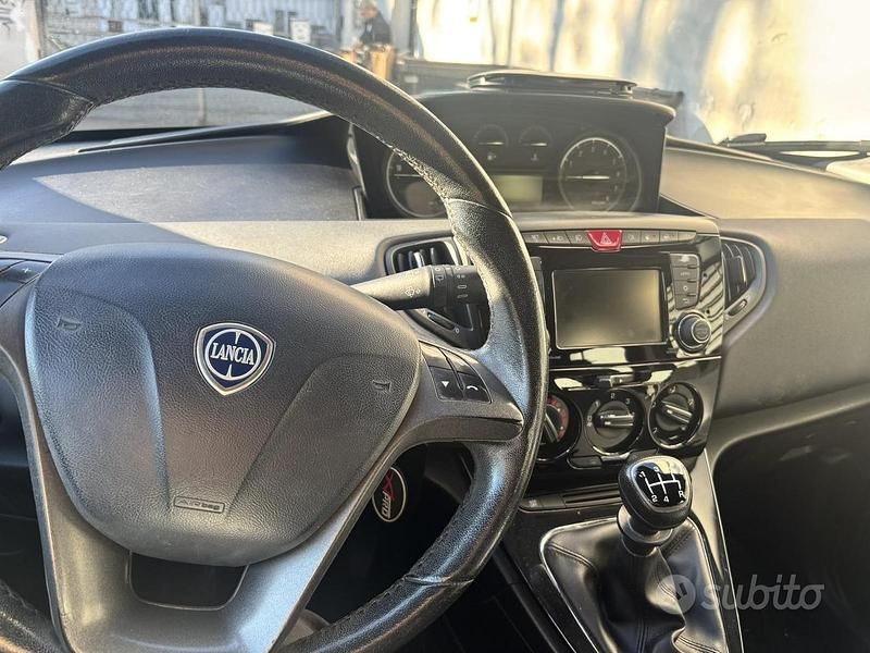 Begagnad Lancia Ypsilon 69 HK (50 kW) 2017 Svart Halvkombi