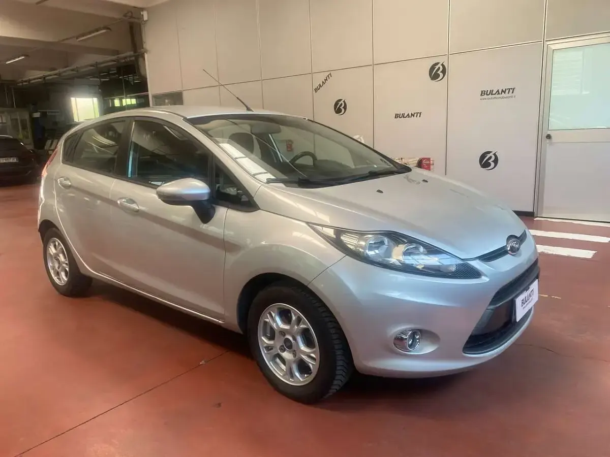 Usata Ford Fiesta 60 CV (44 kW) 2012 Argento Berlina