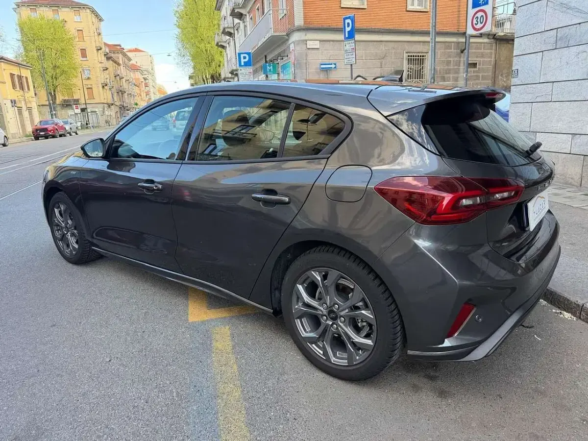 Begagnad Ford Focus ST-Line 125 HK (91 kW) 2022 Grå Sedan