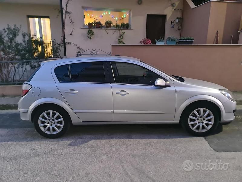 Usata Opel Astra 120 CV (88 kW) 2007 Grigio Utilitaria
