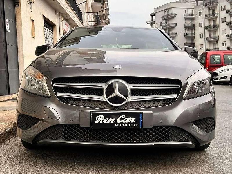 Grigio Usata 2015 Mercedes A180 Edition Tre volumi | 12.999 € (Buon prezzo) - Immagine 1/4