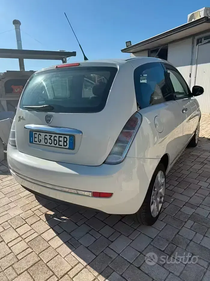 Usata Lancia Ypsilon 69 CV (50 kW) 2011 Bianco Utilitaria