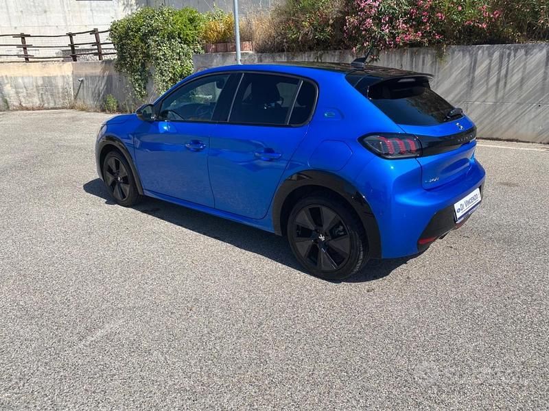 Usata Peugeot e-208 GT 100 kW (136 CV) 2020 Blu Utilitaria