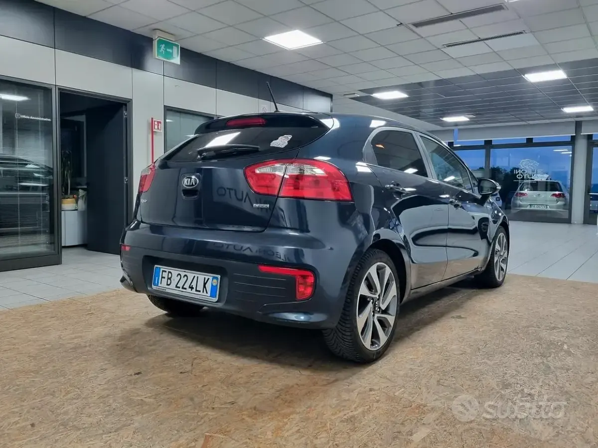 Usata Kia Rio 90 CV (66 kW) 2015 Grigio Berlina