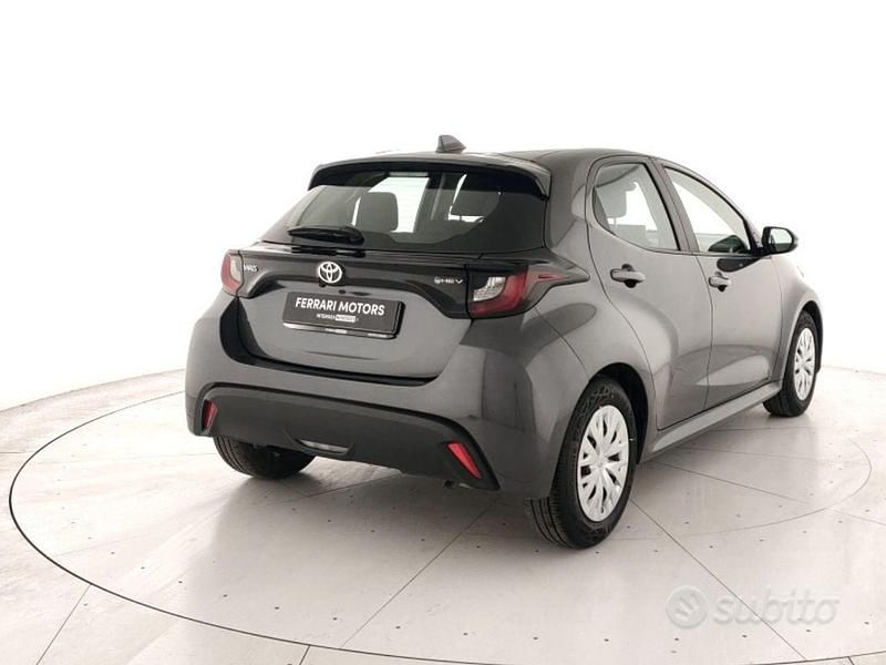 Usata Toyota Yaris Hybrid Active 92 CV (67 kW) 2025 Grigio metall. Berlina