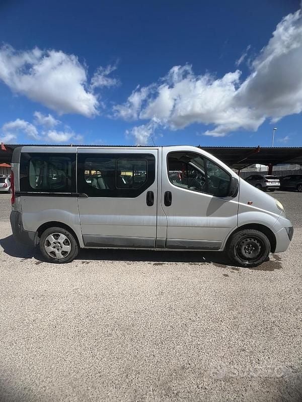 Usata Opel Vivaro 114 CV (83 kW) 2010 Grigio Monovolume