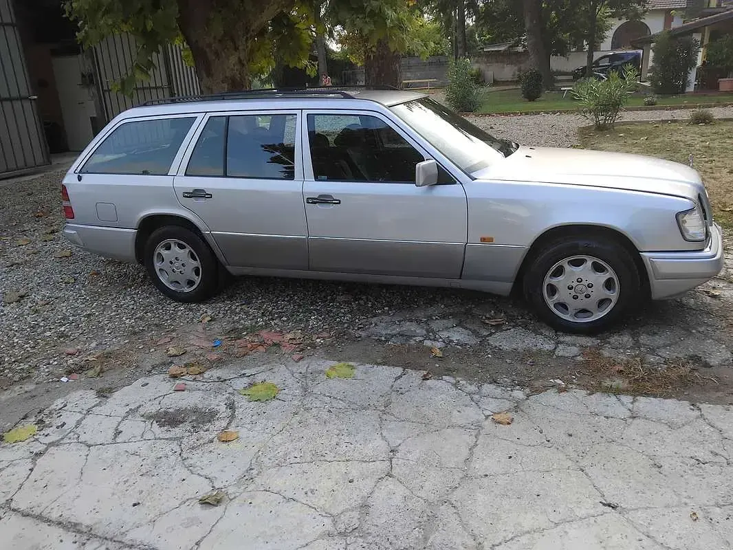 Usata Mercedes E200 136 CV (100 kW) 1994 Argento Station wagon