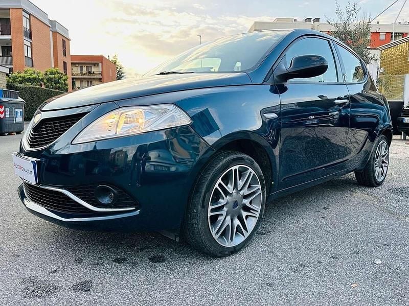 Usata Lancia Ypsilon Platinum 86 CV (63 kW) 2016 Blu/azzurro Utilitaria