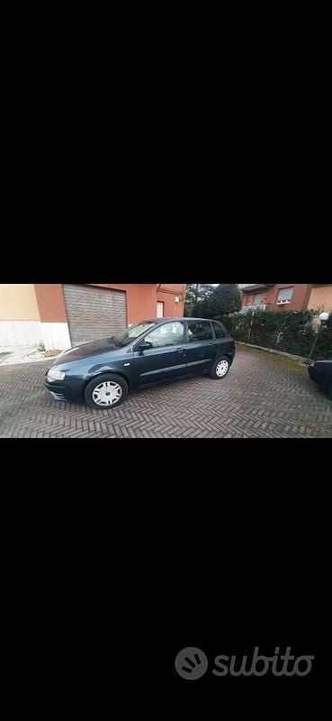 Grigio Usata 2002 Fiat Stilo Tre volumi | 1600 € (Buon prezzo) - Immagine 1/4
