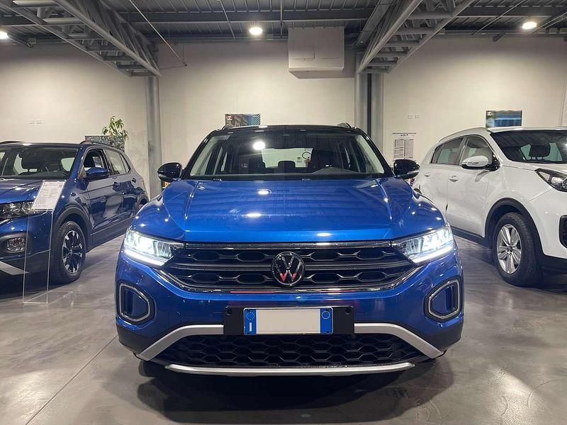 Usata VW T-Roc Life 110 CV (80 kW) 2022 Ravenna blue tetto nero SUV