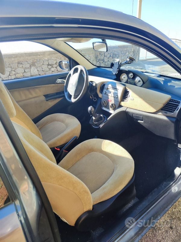 Usata Lancia Ypsilon 70 CV (51 kW) 2004 Grigio Utilitaria