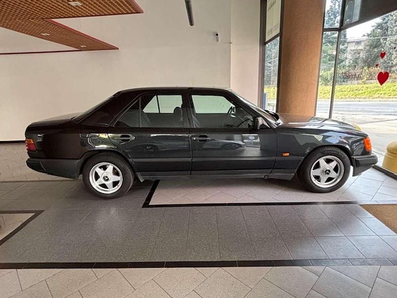 Usata Mercedes E200 122 CV (89 kW) 1989 Nero Berlina