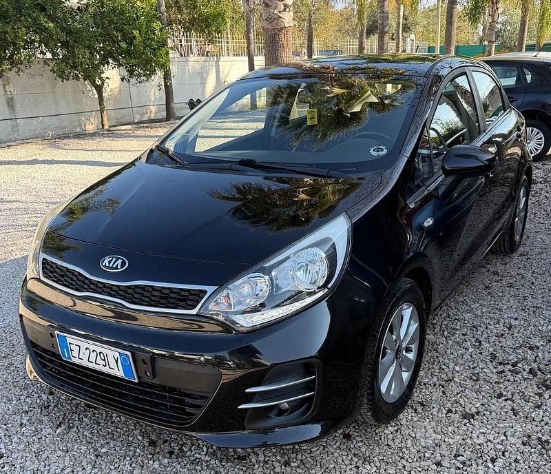 Usata Kia Rio 75 CV (55 kW) 2015 Nero Berlina
